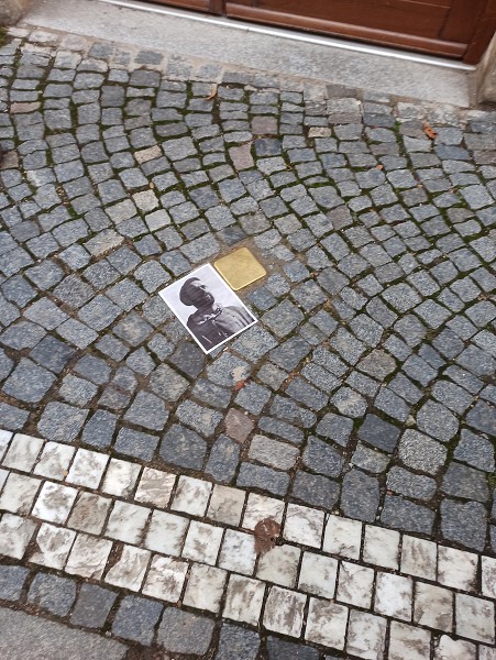 Kladení kamenů zmizelých 24